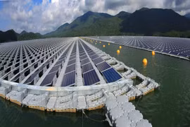 Le Vietnam accorde une importance croissante aux investissements en faveur du développement d’une économie verte. Sur la photo : les panneaux photovoltaïques de la centrale solaire flottante sur le réservoir hydroélectrique de Da Mi, dans la province de Lam Dong. Source : VNA.