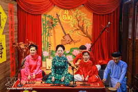 Un spectacles de chants traditionnels de Ca Tru. Photo : VNA.