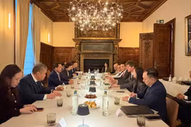 La délégation de Hanoï rencontre des représentants d’Aquitara Fund et de 512 Capital B.V. Photo : Service des affaires extérieures de Hanoï.