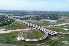 Le projet de construction de l’autoroute Cao Lanh - An Huu, phase 1, représente un investissement total de près de 7 500 milliards de dongs. Photo : VNA.
