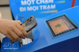 Système de billetterie automatisé intégrant l'identification et l'authentification électroniques, la reconnaissance biométrique et le paiement sans espèces pour les passagers du métro Cat Linh – Hà Dông. Photo : VNA.