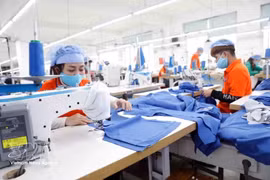 Au cours des neuf premiers mois de 2026, les exportations vietnamiennes de textile et d’habillement ont dépassé 36 milliards de dollars, en hausse de 3,3 % sur un an. Photo : VNA.