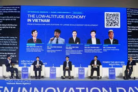 Panel d'experts lors de la table ronde consacrée à l’économie de basse altitude, à Hô Chi Minh-Ville, le 26 octobre. Photo : VNA.