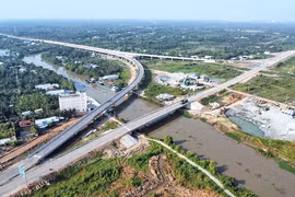 Un réseau de transport multimodal créera de de nouvelles perspectives de croissance pour Can Tho. Sur la photo : l'autoroute Can Tho - Ca Mau. (Photo : Trung Chanh)