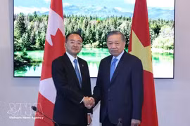 Le secrétaire général et président To Lam (droite) et le président du Conseil de l’Organisation de l’aviation civile internationale, Toshiyuki Onuma. Photo : VNA.
