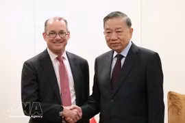Le haut dirigeant To Lam (droite) et Robert Thomson, vice-président exécutif et responsable mondial des relations gouvernementales de Visa. Photo : VNA.