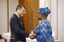 Le Premier ministre Le Minh Hung et la directrice générale de l’OMC Ngozi Okonjo-Iweala. Photo : VNA.