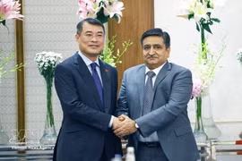 Le Premier ministre vietnamien Le Minh Hung (à gauche) et Sanjay Dhawan, vice-président du groupe ACME. Photo : VNA.