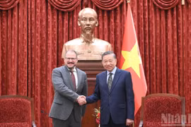Le secrétaire général du Parti et président de la République To Lam (à droite) reçoit M. Cristiano Amon, PDG de Qualcomm (États-Unis).