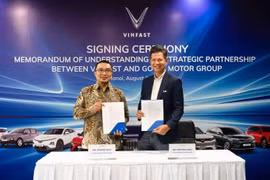 Sadikin Aksa, membre du conseil d’administration de Gowa Motor (à gauche), et Antonio Zara, directeur général de VinFast pour l’Asie du Sud-Est, lors de la cérémonie de signature du protocole d’accord (MoU) de coopération entre VinFast et Gowa Motor Group. Photo: Vinfastauto.com