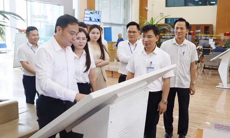 Le vice-président du Comité populaire de la ville, Dao Thanh Truong, examine le fonctionnement du modèle « Assistant citoyen » au Centre de services administratifs publics de la ville de Bac Ninh. Photo : baobacninhtv.vn