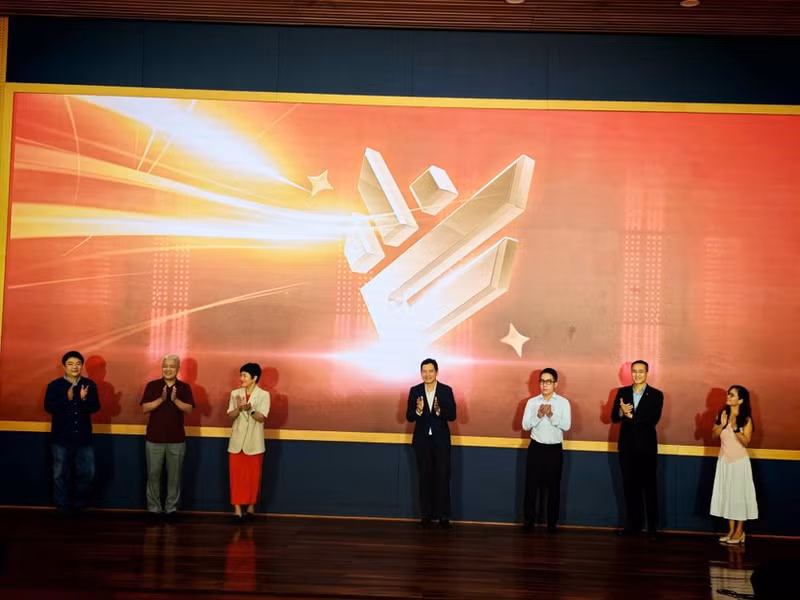 Le directeur de l’Autorité de la radiodiffusion, de la télévision et de l’information électronique, Lê Quang Tu Do, et les délégués appuient sur le bouton pour lancer officiellement l’événement. Photo : Chinhphu.vn