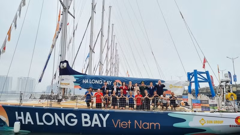 La baie de Ha Long s’apprête à devenir le théâtre d'un impressionnant ballet nautique. Pour l'occasion, 12 équipes et 48 skippers s'y rassemblent, fédérant autour d'une même passion les loups de mer de la première heure comme les simples curieux. Photo : halongport.vn