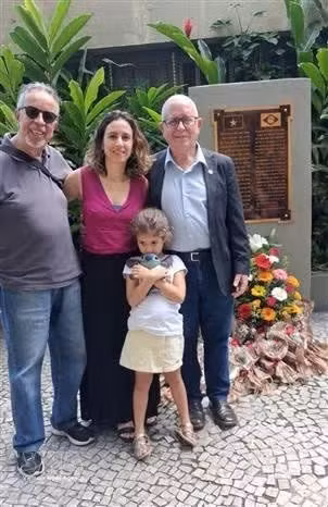 Pedro Oliveira, secrétaire général de l'Association d'amitié Brésil-Vietnam, avec sa fille et sa petite-fille au mémorial Hô Chi Minh à Rio de Janeiro. Photo : Association d'amitié Brésil-Vietnam. Photo : VNA