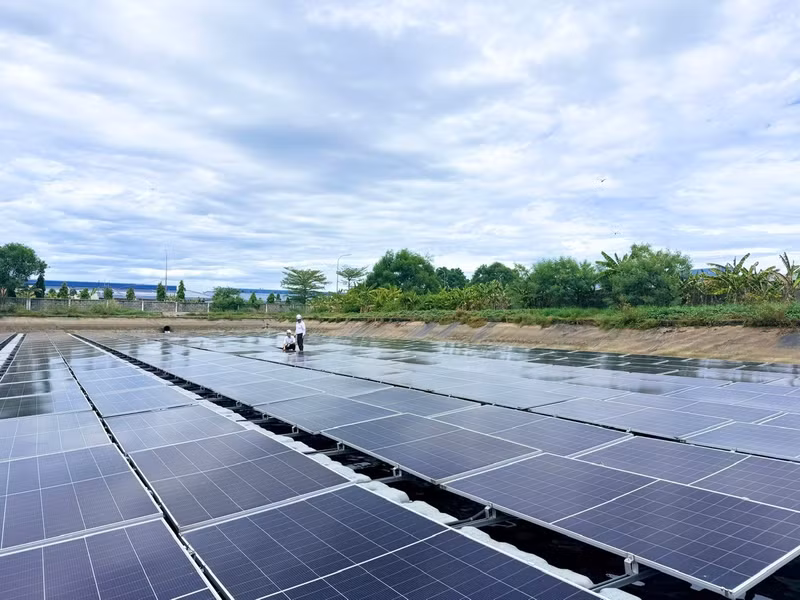 L'énergie solaire flottante est l'une des sources d'énergie renouvelables potentielles du Vietnam. Photo : hanoimoi.vn