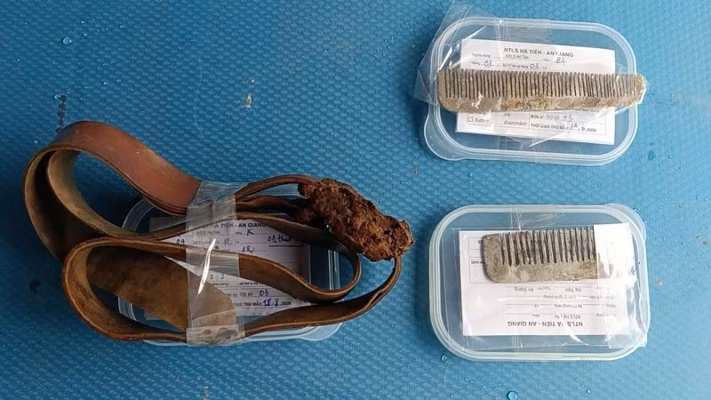 Un objet précieux retrouvé lors du prélèvement d’ADN sur les restes d’un soldat tombé au combat au cimetière militaire du quartier de Ha Tien. Photo : NDEL.