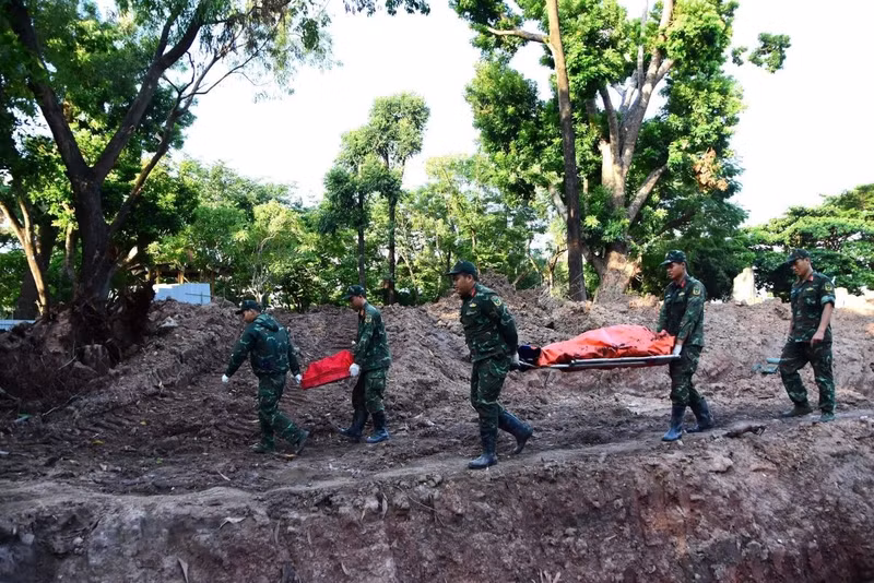 Une équipe de recherche transporte des restes humains au parc Lê Thi Riêng. Photo : VOV.