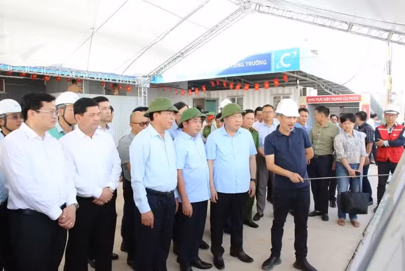 Le vice-Premier ministre permanent Pham Gia Tuc inspecte le chantier du projet d’aéroport international de Gia Binh. Photo : VNA.
