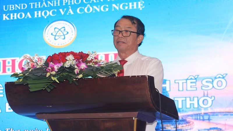 Le vice-président du Comité populaire de Can Tho, Nguyen Van Khoi, prend la parole lors de la conférence. Photo : NDEL