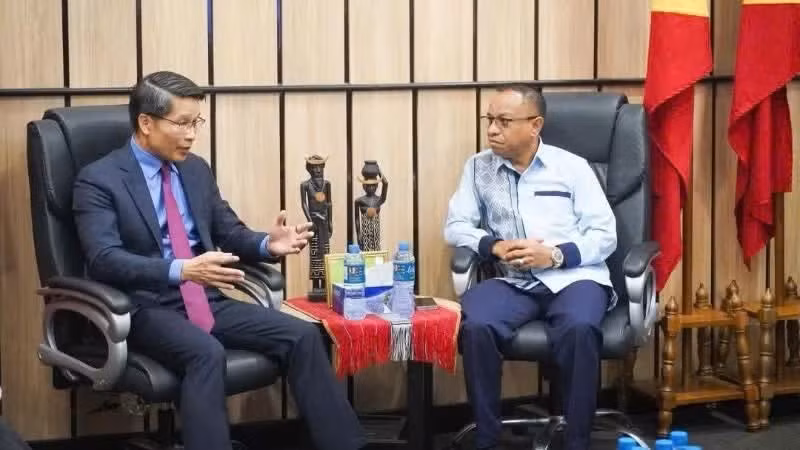Le chargé d'affaires du Vietnam au Timor-Leste, Pham Binh Dam (à gauche) et le ministre timorais du Commerce et de l'Industrie, Filipus Nino Pereira. Photo : NDEL