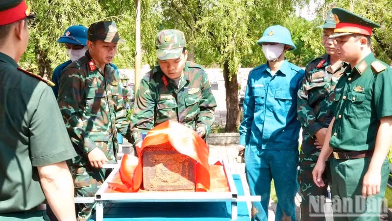 La province de Lam Dong a achevé le prélèvement d'échantillons d'ADN sur les restes des soldats tombés au combat avec trois mois d'avance sur le calendrier prévu. Photo : NDEL.