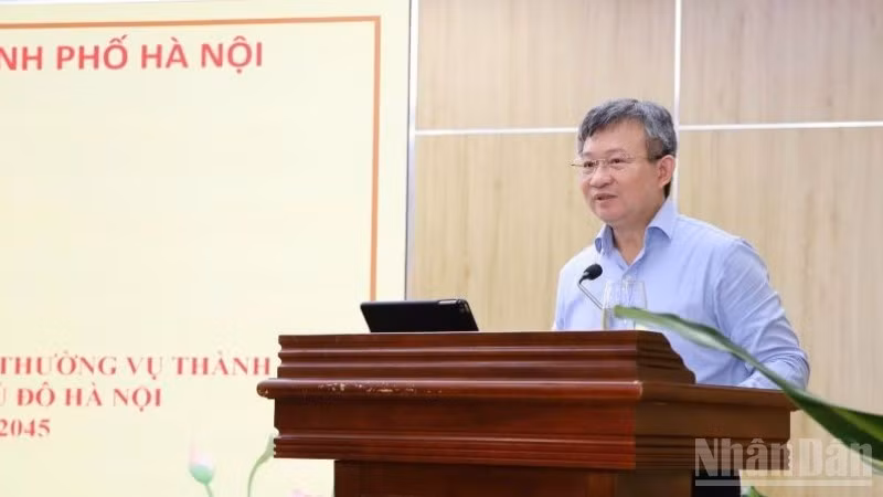 Nguyen Ngoc Ky, président de l’Union des organisations d’amitié de Hanoï, prend la parole. Photo : NDEL.