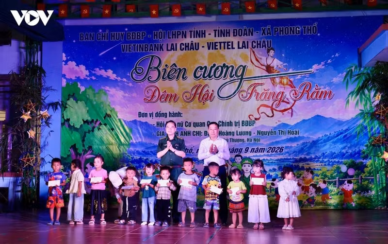 Les responsables du Comité du Front de la Patrie du Vietnam de la province de Lai Châu et du Commandement des gardes-frontières remettent des bourses aux élèves. Photo: VOV