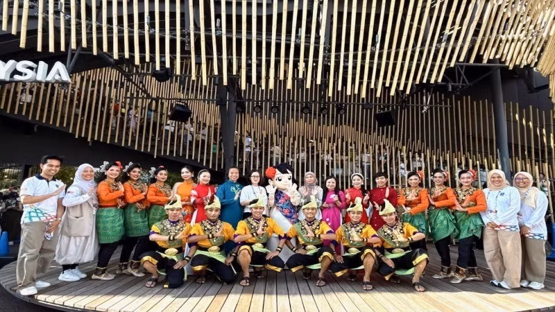 Un programme d’échanges culturels et artistiques entre les pavillons du Vietnam et de la Malaisie s’est tenu dans une atmosphère vibrante. Photo : NDEL.