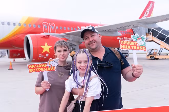 Au cours des cinq premiers mois de 2025, le Vietnam a accueilli plus de 210 000 visiteurs russes, dont plus de 100 000 dans la province de Khanh Hoa, confirmant l'attrait exceptionnel de la station balnéaire de Nha Trang. Photo : Vietjet.