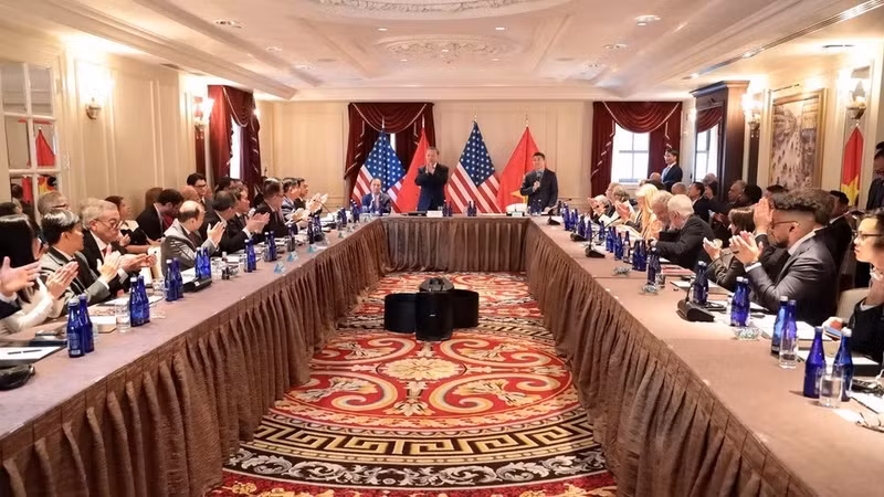 Le secrétaire général et président To Lam a rencontré des dirigeants du Parti communiste, des organisations de gauche et des amis américains à New York en septembre 2024, dans le cadre d'un programme organisé conjointement par le département des affaires étrangères du Comité central, l'Union vietnamienne des organisations d'amitié et la mission vietnamienne auprès des Nations Unies. Photo : VNA.