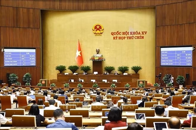 La XVe Assemblée nationale adopte la Loi sur les cadres et les fonctionnaires (modifiée). Photo : VNA.
