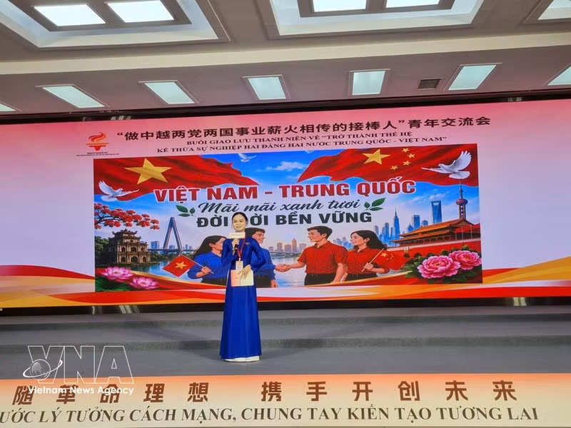Do Ngoc Linh, secrétaire de la section de l'Union de la jeunesse communiste Ho Chi Minh du quartier de Phu Thuong à Hanoï, partage ses sentiments sur l'amitié entre les deux pays. Photo : VNA.