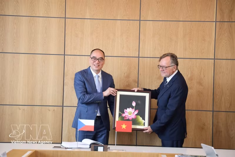 L’auditeur général adjoint de l’Audit d’État du Vietnam, Bui Quoc Dung (gauche) et le président de la SAO, Miloslav Kala. Photo : VNA.