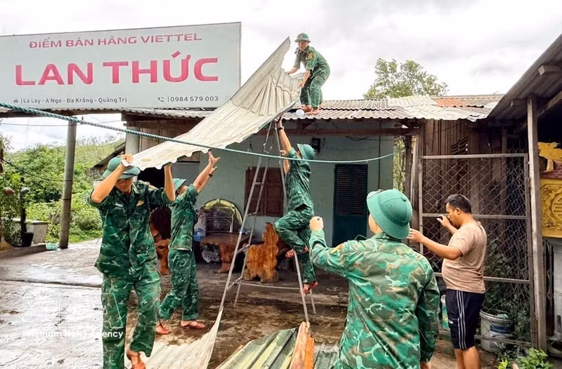 Les cadres et soldats du poste-frontière international de La Lay, relevant des gardes-frontières de Quang Tri, participent aux opérations de remise en état et aident les habitants à retrouver rapidement une vie stable. Photo : VNA.