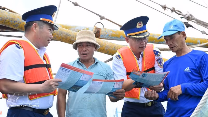Les autorités compétentes sensibilisent les pêcheurs de la commune de Long Hai, à Hô Chi Minh-Ville, à la lutte contre la pêche INN avant leur sortie en mer. Photo : VNA.