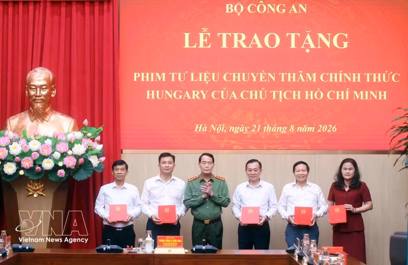 Remise des images d’archives du Président Ho Chi Minh au Bureau du Comité central du Parti, à la Télévision du Vietnam (VTV), à la Voix du Vietnam (VOV), à l’Agence vietnamienne d’information (VNA) et au Musée Ho Chi Minh. Photo: VNA