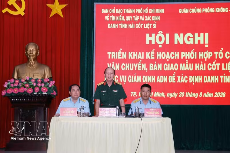 Le colonel Nguyen Dinh Chuan, commissaire politique adjoint du Commandement militaire de Hô Chi Minh-Ville et chef adjoint du Comité directeur chargé de la recherche, de la collecte et de l’identification des restes des soldats tombés au combat de la ville (centre). Photo : VNA.