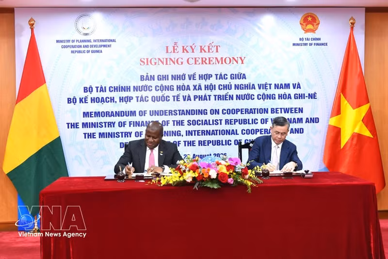 Le 20 août, à Hanoï, le ministre vietnamien des Finances Ngo Van Tuan (droite) et le ministre guinéen du Plan, de la Coopération internationale et du Développement Ismaël Nabé ont signé un mémorandum d’entente entre leurs deux ministères. Photo : VNA