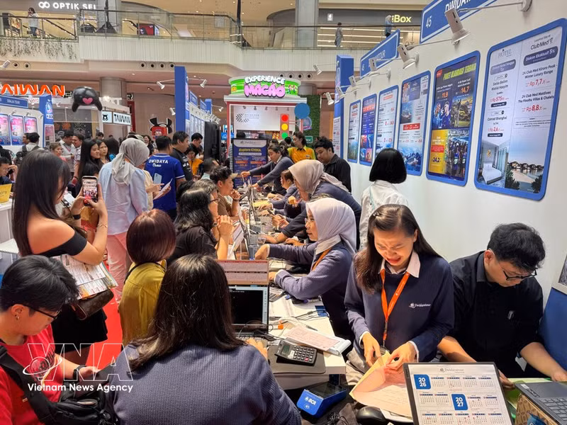 Des transactions commerciales dynamiques au Salon du tourisme ASTINDO 2026. Photo : VNA.