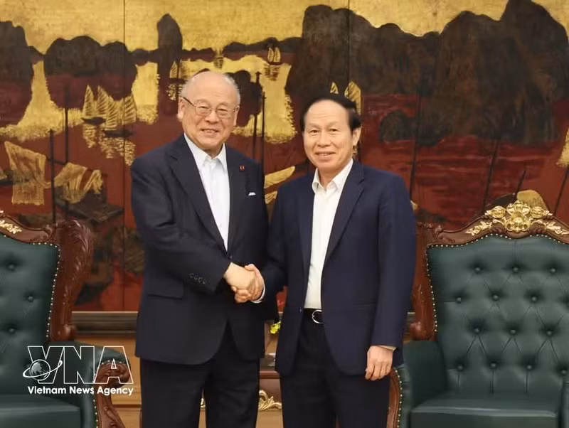 Le vice-Premier ministre Le Tien Chau (à droite) reçoit Takebe Tsutomu, conseiller spécial de l'Alliance d'amitié parlementaire Japon-Vietnam, à Hanoï le 26 juin. Photo : VNA.