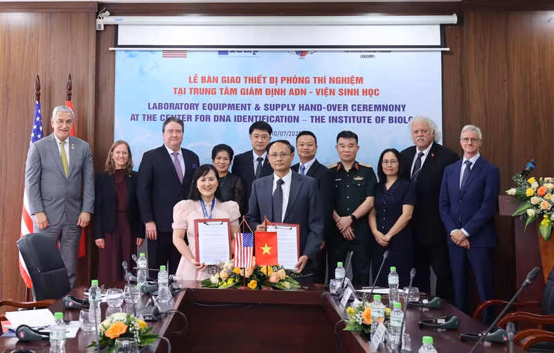 Des représentants de l’Institut de biologie (VAST) et de l’ICMP échangent les documents de remise des équipements du projet. Photo : thoidai.com.vn