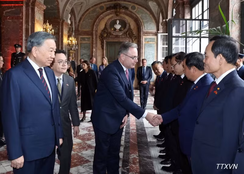 Le secrétaire général du Parti et président de la République, To Lam, présente les membres de la délégation vietnamienne de haut rang au Premier ministre belge, Bart De Wever. Photo : VNA