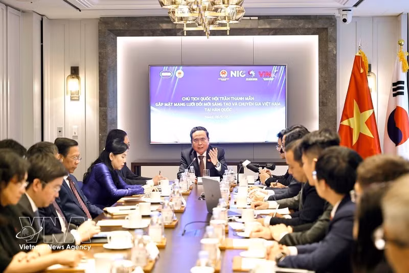 Le président de l’Assemblée nationale Trân Thanh Mân rencontre, dans l’après-midi du 6 septembre, à Séoul, des membres du Réseau d’innovation et des experts vietnamiens en République de Corée. Photo : VNA