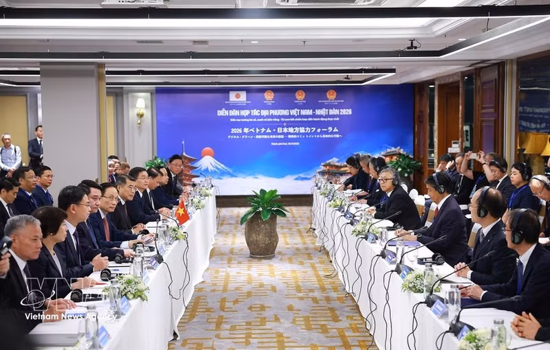 Le Premier ministre Lê Minh Hung lors de la rencontre avec la délégation de représentants des collectivités locales japonaises. Photo : VNA