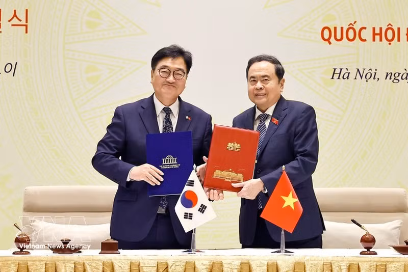 Le président de l’Assemblée nationale Tran Thanh Man et le président de l’Assemblée nationale de la République de Corée Woo Won Shik signent le mémorandum d’entente sur la coopération entre les deux Assemblées nationales. Photo : VNA