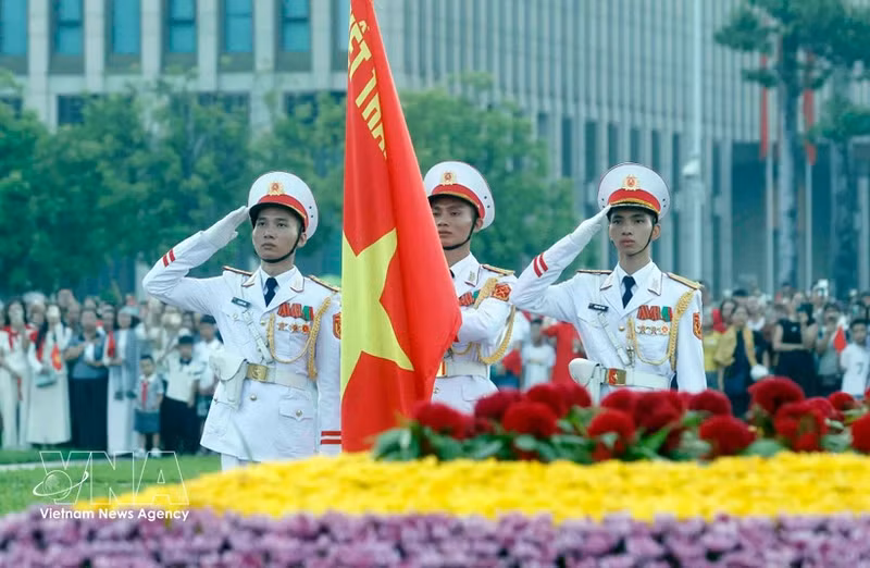 Cérémonie de lever du drapeau à Hanoi. Photo: VNA