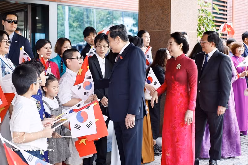 Le président de l’Assemblée nationale Trần Thanh Mẫn et son épouse avec la communauté vietnamienne en République de Corée. Photo : VNA