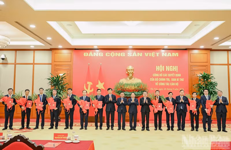 Le permanent du Secrétariat du Comité central du Parti, Trân Câm Tu, et les dirigeants du Parti et de l’État félicitent les cadres nouvellement chargés de leurs fonctions. Photo : NDEL