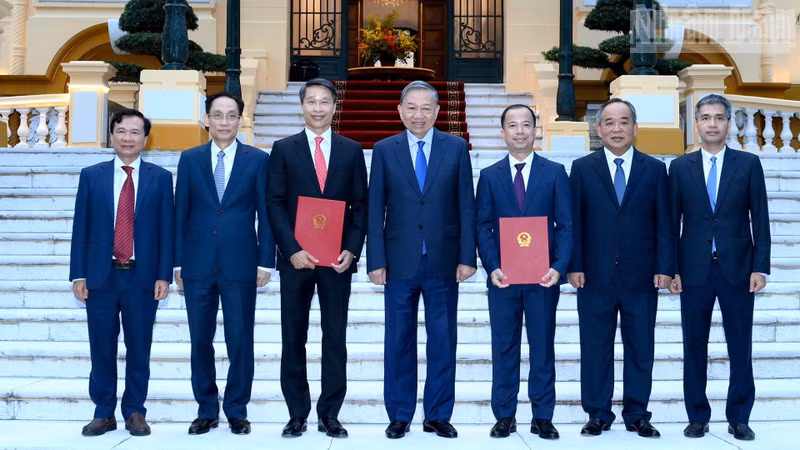 Le secrétaire général du Parti et président de la République, Tô Lâm, et les délégués avec les deux ambassadeurs nouvellement nommés. Photo : NDEL