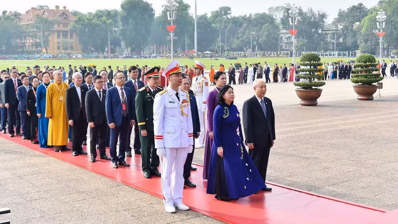 Dans la matinée du 11 mai, les délégués participant au XIe Congrès national du Front de la Patrie du Vietnam, se rendent au Mausolée du Président Hô Chi Minh. Photo : NDEL.